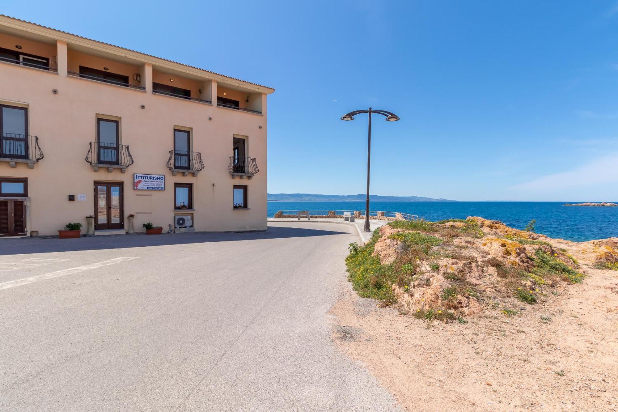 Casa Sulla Scogliera Isola Rossa Apartment ภายนอก รูปภาพ